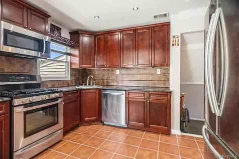 8 Radnor Court Hicksville NY 11801