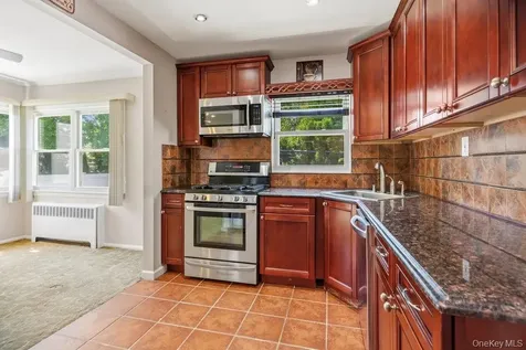 8 Radnor Court Hicksville NY 11801