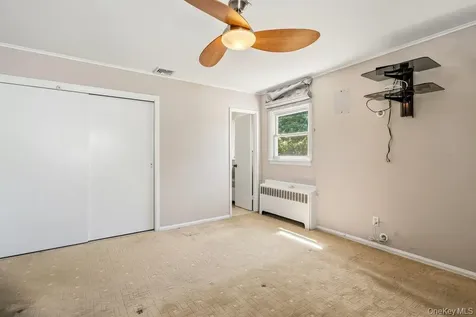 8 Radnor Court Hicksville NY 11801