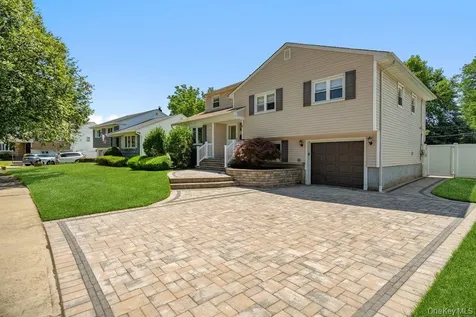 8 Radnor Court Hicksville NY 11801