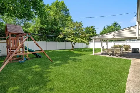 8 Radnor Court Hicksville NY 11801