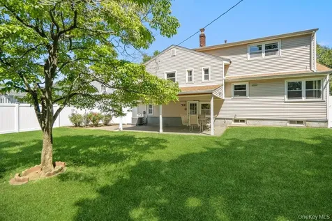 8 Radnor Court Hicksville NY 11801