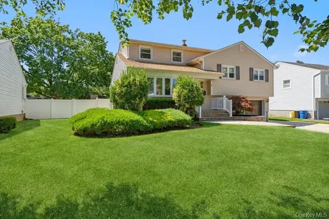8 Radnor Court Hicksville NY 11801
