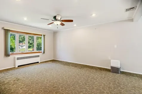 8 Radnor Court Hicksville NY 11801