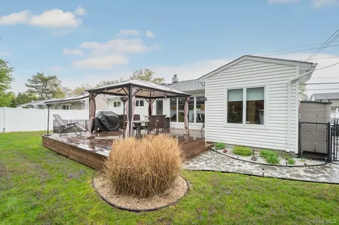 264 Manetto Hill Road Plainview NY 11803