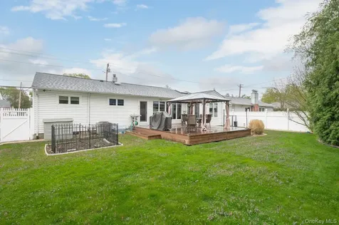 264 Manetto Hill Road Plainview NY 11803