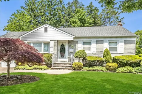 83 Knickerbocker Road Plainview NY 11803