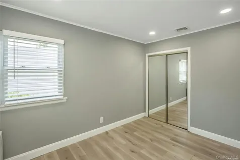 83 Knickerbocker Road Plainview NY 11803