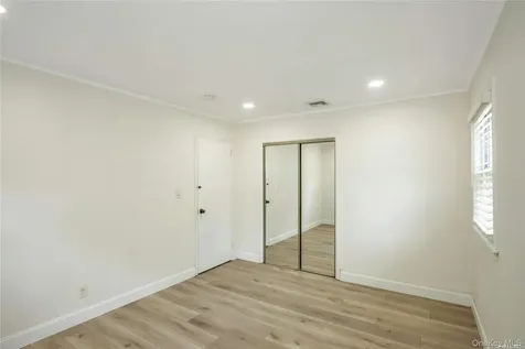83 Knickerbocker Road Plainview NY 11803