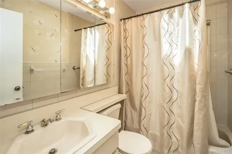83 Knickerbocker Road Plainview NY 11803