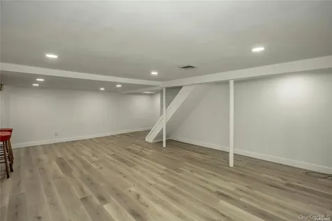 83 Knickerbocker Road Plainview NY 11803