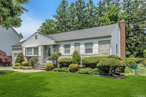 83 Knickerbocker Road Plainview NY 11803
