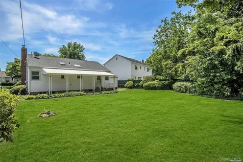 83 Knickerbocker Road Plainview NY 11803