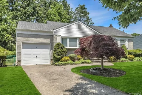 83 Knickerbocker Road Plainview NY 11803