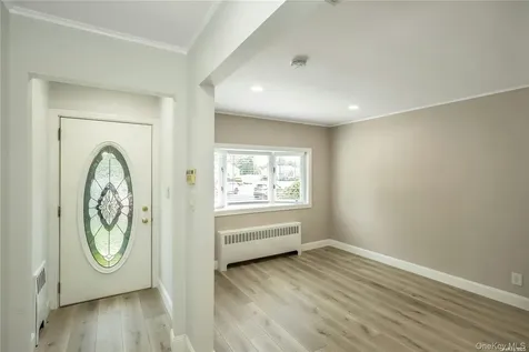 83 Knickerbocker Road Plainview NY 11803