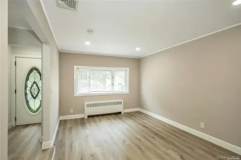 83 Knickerbocker Road Plainview NY 11803