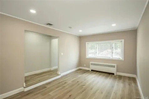 83 Knickerbocker Road Plainview NY 11803