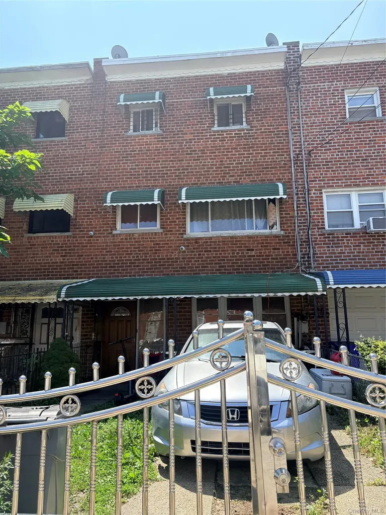 445 Effingham Avenue Bronx NY 10473