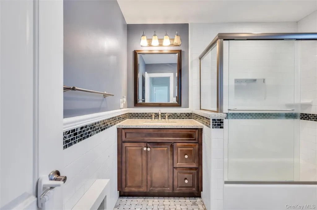232 Locust Street Valley Stream NY 11581