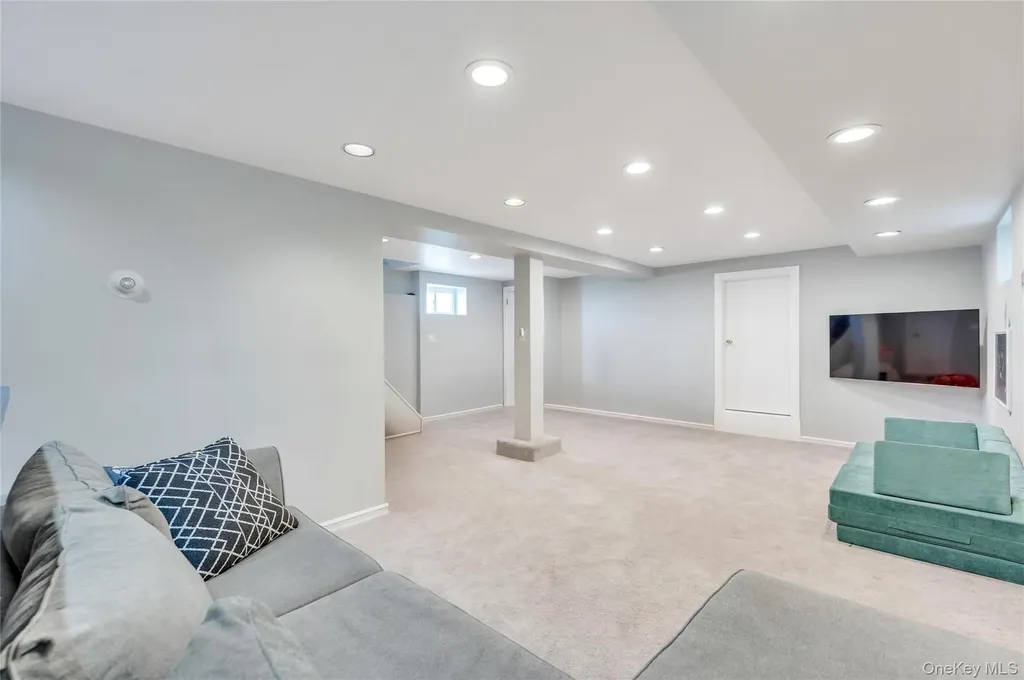 232 Locust Street Valley Stream NY 11581