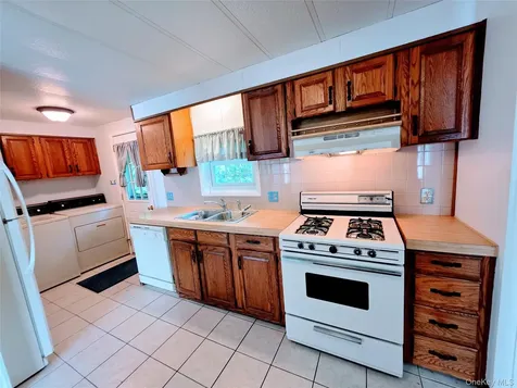 35 Perry Road Hyde Park NY 12538