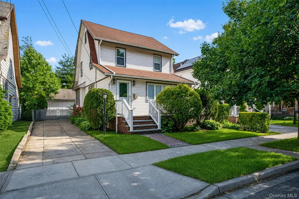 214 Lowell Avenue Floral Park NY 11001