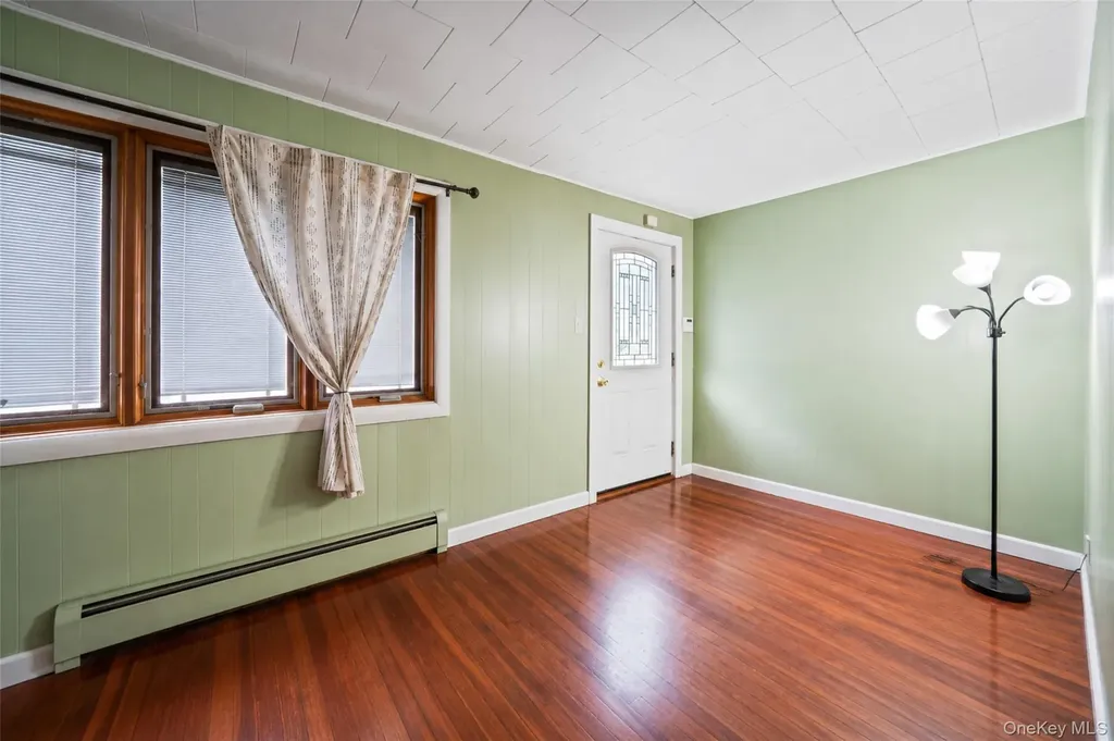 214 Lowell Avenue Floral Park NY 11001
