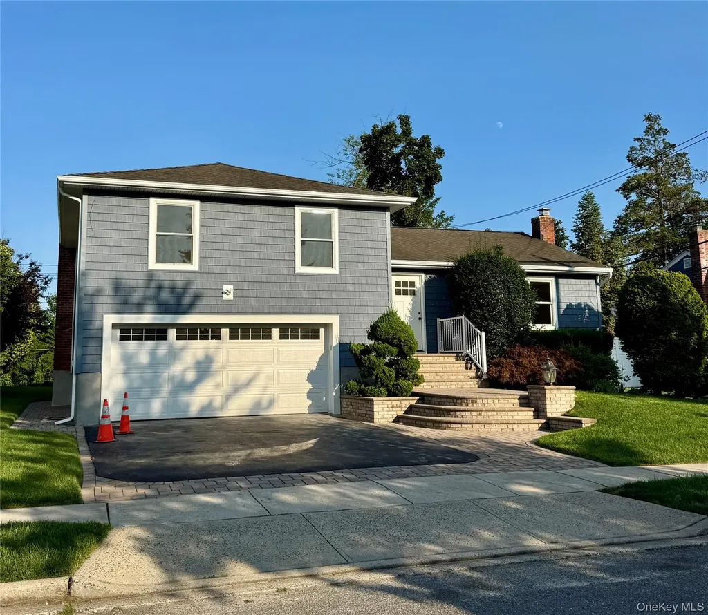 12 Cranberry Lane Plainview NY 11803