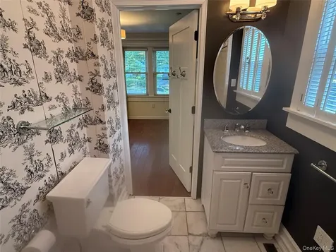 24 8th Avenue Sea Cliff NY 11579