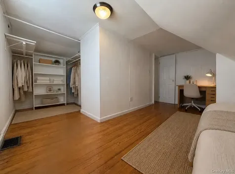 24 8th Avenue Sea Cliff NY 11579