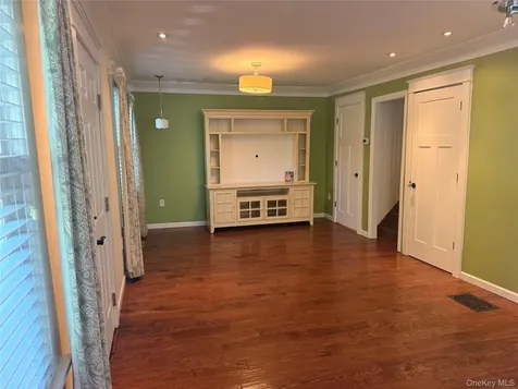 24 8th Avenue Sea Cliff NY 11579