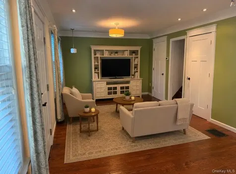 24 8th Avenue Sea Cliff NY 11579