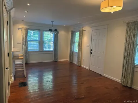 24 8th Avenue Sea Cliff NY 11579