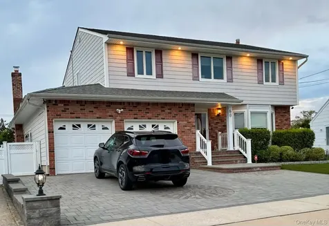 60 S Crescent Drive Farmingdale NY 11735