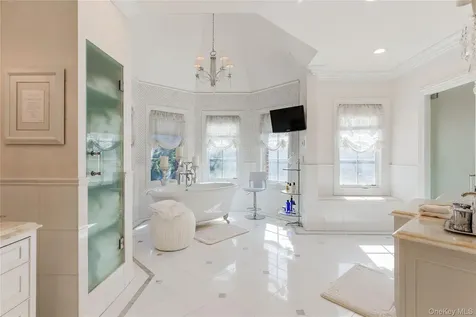 5 Kodiak Drive Woodbury NY 11797