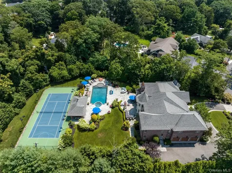 5 Kodiak Drive Woodbury NY 11797
