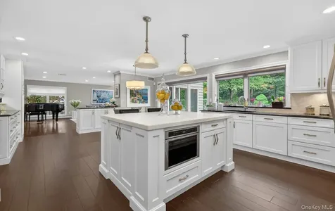 30 Orchard Drive Woodbury NY 11797