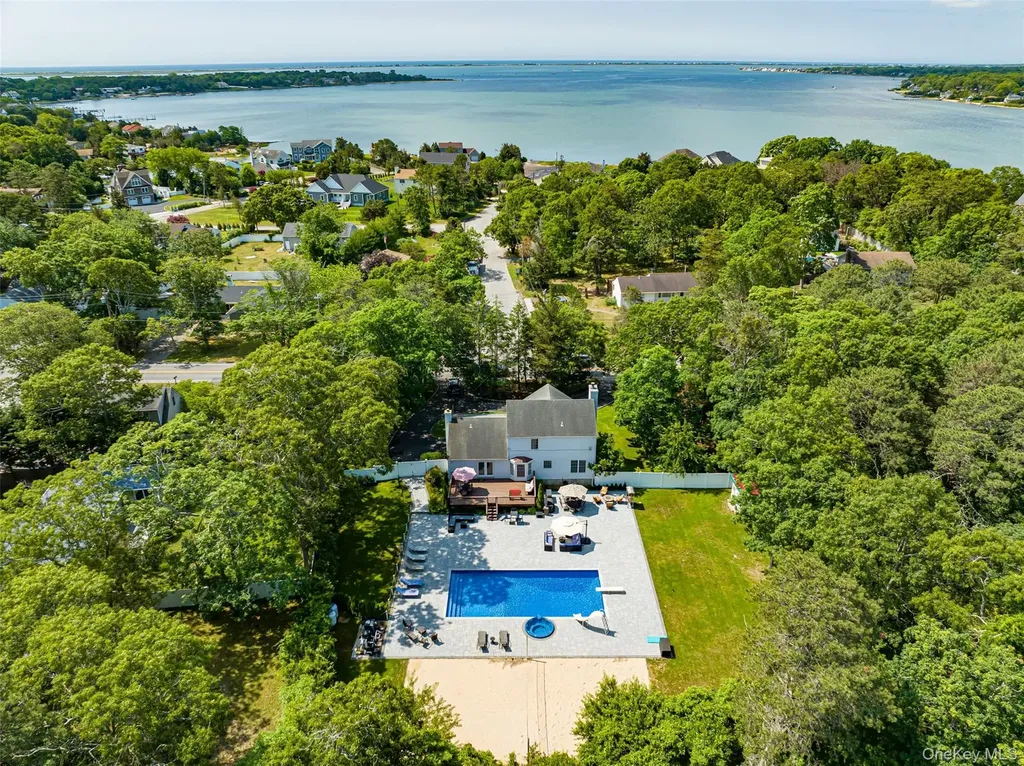 63 E Tiana Road Hampton Bays NY 11946