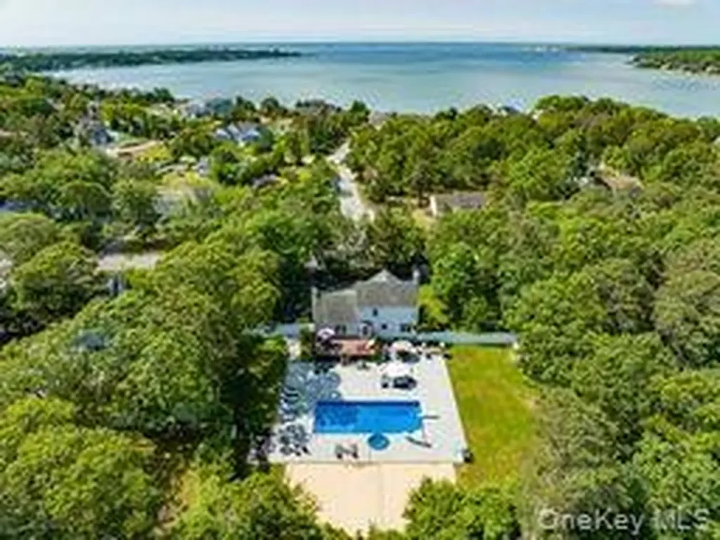 63 E Tiana Road Hampton Bays NY 11946