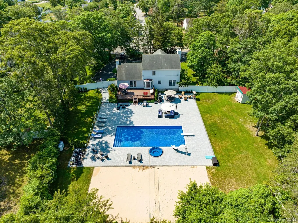 63 E Tiana Road Hampton Bays NY 11946
