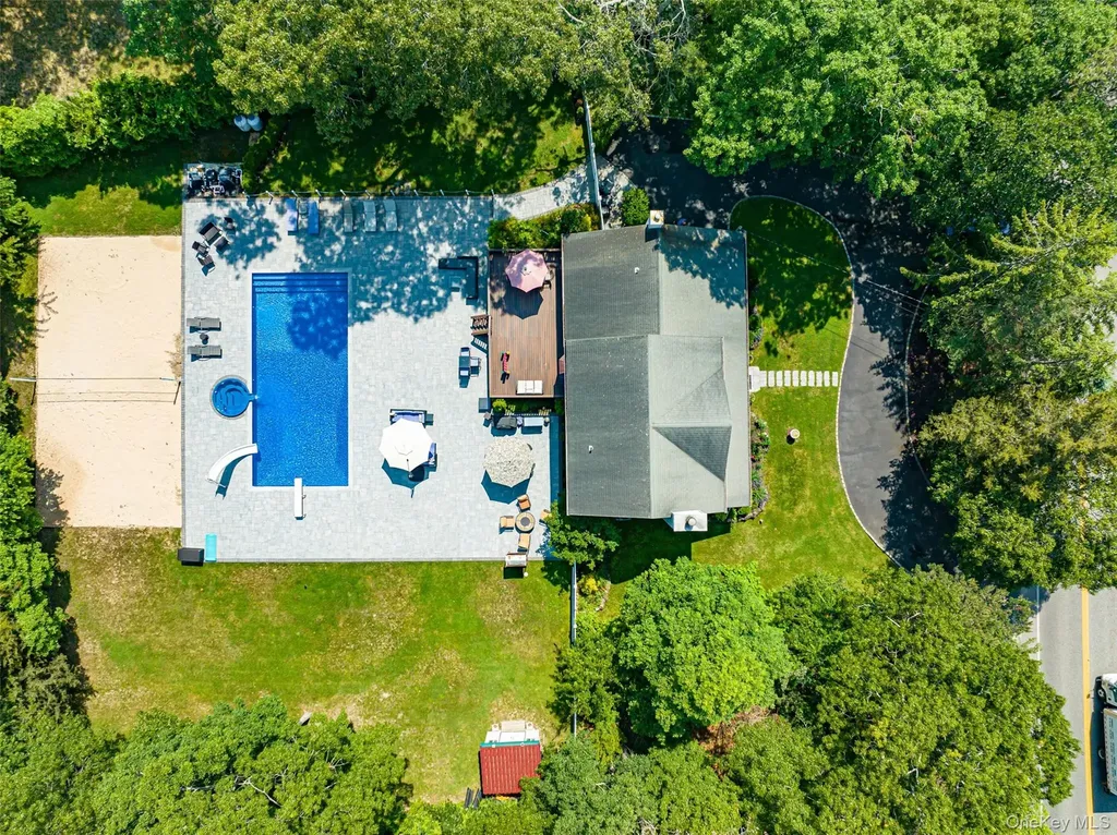 63 E Tiana Road Hampton Bays NY 11946