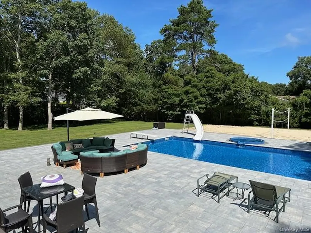 63 E Tiana Road Hampton Bays NY 11946