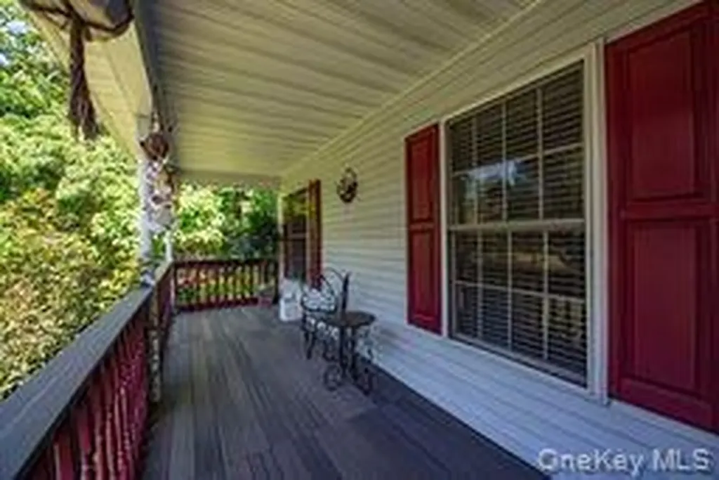 63 E Tiana Road Hampton Bays NY 11946