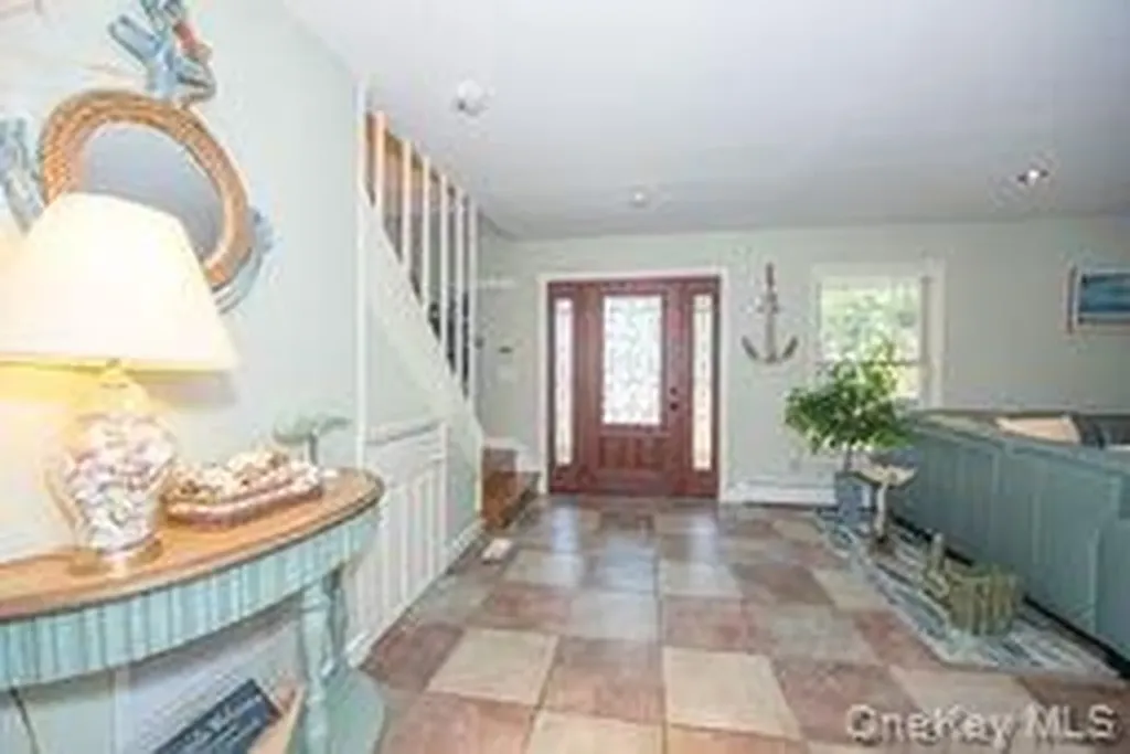 63 E Tiana Road Hampton Bays NY 11946