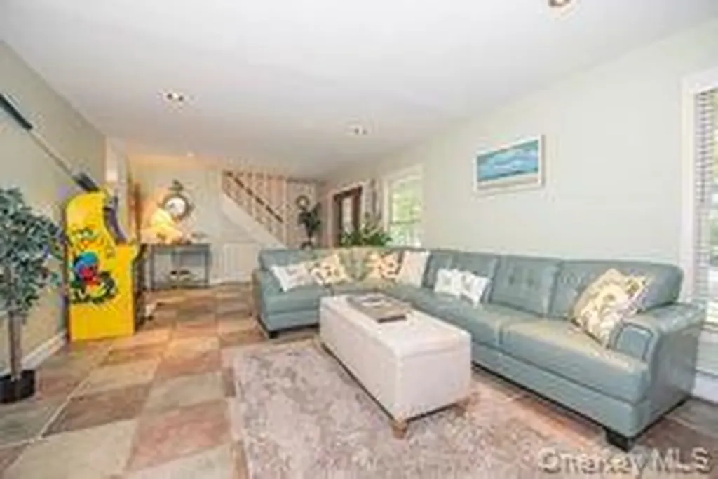 63 E Tiana Road Hampton Bays NY 11946
