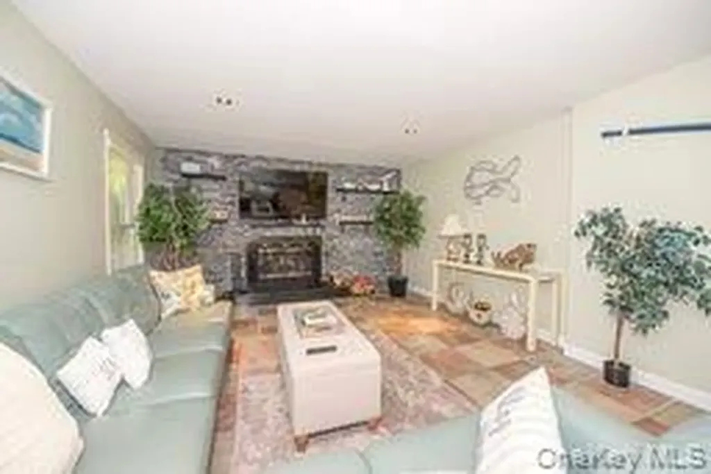 63 E Tiana Road Hampton Bays NY 11946