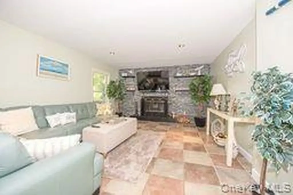 63 E Tiana Road Hampton Bays NY 11946