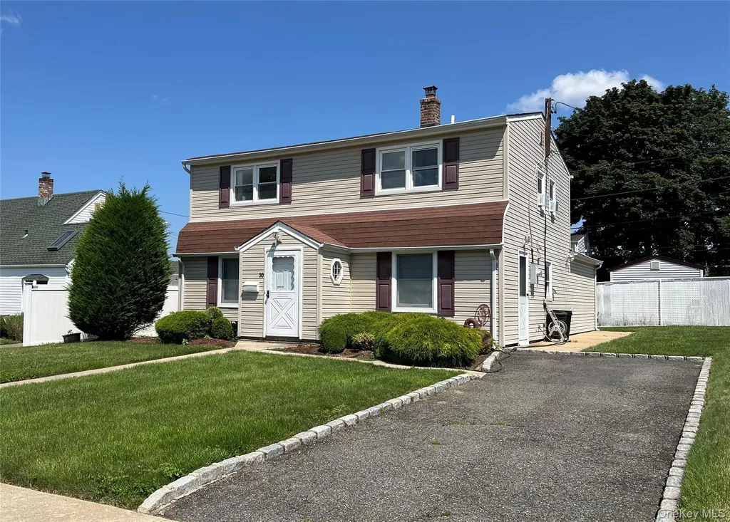30 Castle Lane Levittown NY 11756