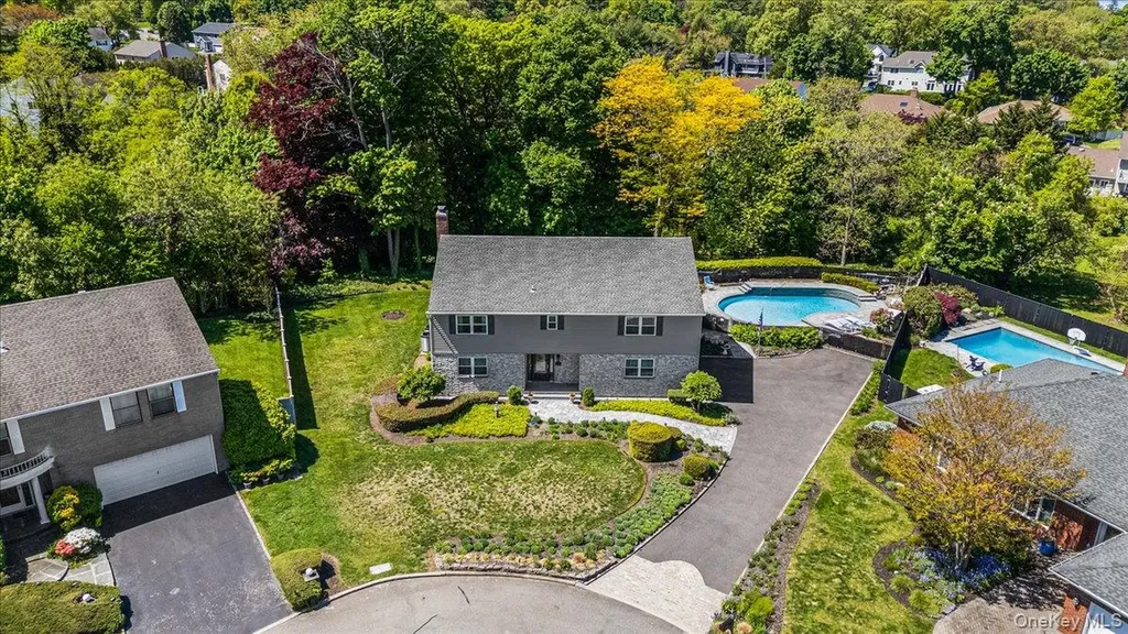4 High Court Bayville NY 11709