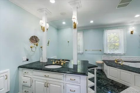 4 High Court Bayville NY 11709